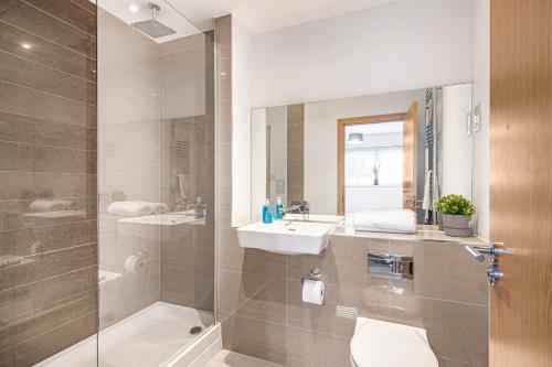 Ένα μπάνιο στο OnSiteStays - 2 Bed, 2 Bathroom, WiFi and Free Underground Secure parking - 5 Mins walk to town centre