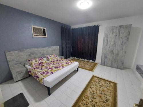a bedroom with a bed and a window at Villa alkayan2 in fayed in ‘Ezbet el-Ibrâshi