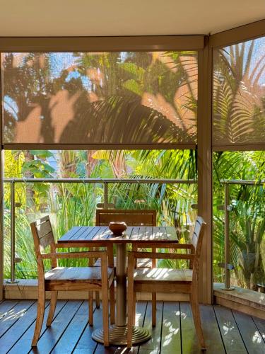 a table and chairs on a screened in porch at Cannes Villa St Barth in Cannes
