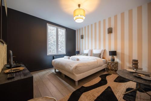 une chambre avec un lit, une table et une fenêtre dans l'établissement CIA - Triplex in Paris 17th, à Paris