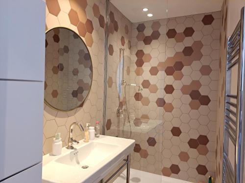 une salle de bain avec un lavabo et une douche dans l'établissement Superbe appartement cœur Avignon 6 personnes, à Avignon