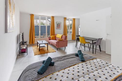 un salon avec un lit et une salle à manger dans l'établissement Le Petit Patio - Rénové, paisible et proche centre, à Nantes