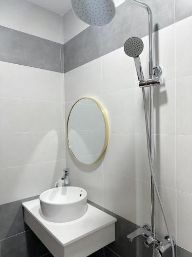 a bathroom with a sink and a mirror at Anh Thư Hotel in Ấp Bình Hưng