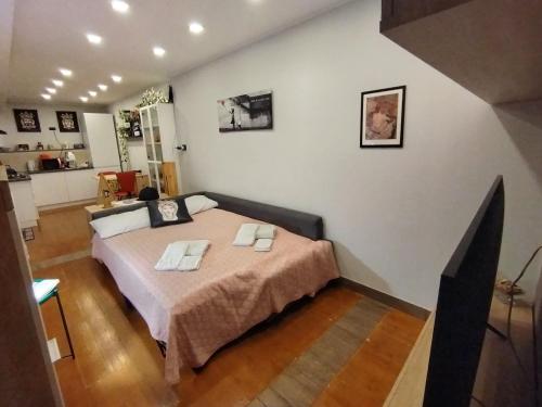 a bedroom with a bed with two towels on it at Al Cortile in Santa Maria di Licodia