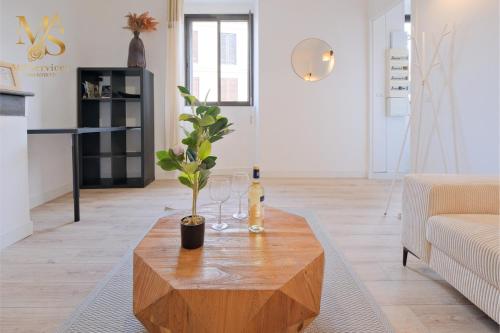 - un salon avec une table, des verres à vin et une plante dans l'établissement Charm A Corner of Paradise in Le Bugue, au Bugue