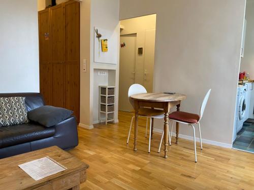 un salon avec un canapé, une table et des chaises dans l'établissement FLC - Charming T1bis 10mn Cours Julien-Nt Dame du Mont, à Marseille