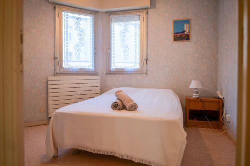 une chambre avec un lit avec une serviette dessus dans l'établissement Appartement face mer - quartier des Présidents - 5 personnes, à Les Sables-dʼOlonne