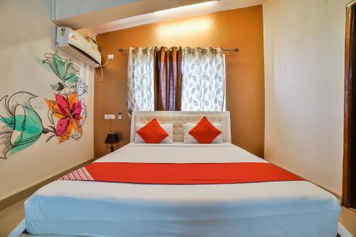 Кровать или кровати в номере Hotel O Dewa Goa Hotel Near Dabolim Airport