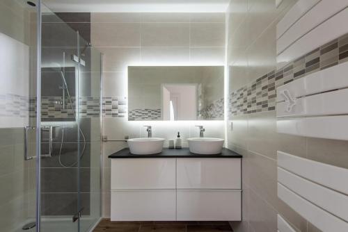 比斯卡罗斯Le bleu cargo的带两个水槽和淋浴的浴室