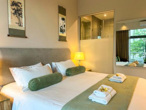 Postel nebo postele na pokoji v ubytování Menlyn Maine Residences - Kyoto king size xl bed
