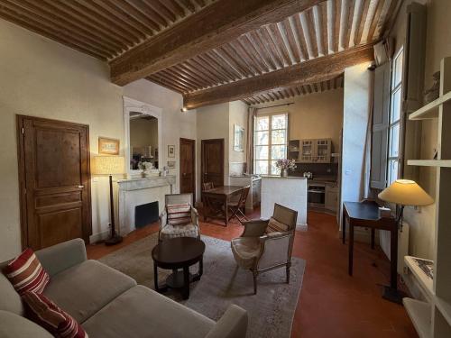 un salon avec un canapé et une table dans l'établissement Bel appartement aixois dans le centre historique, à Aix-en-Provence