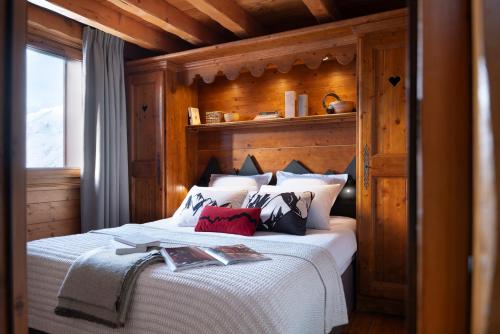 a bedroom with a bed in a wooden room at Résidence Pierre & Vacances Premium Les Alpages de Reberty in Les Menuires