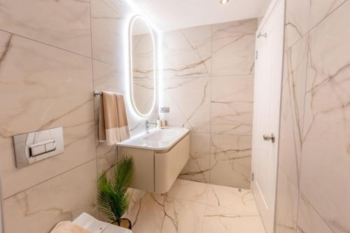 Ένα μπάνιο στο Motto Premium Hotel&Spa