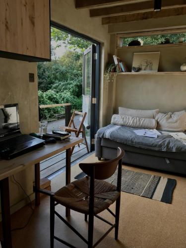 Katil atau katil-katil dalam bilik di Quiet Cabin with green view