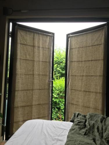 Katil atau katil-katil dalam bilik di Quiet Cabin with green view