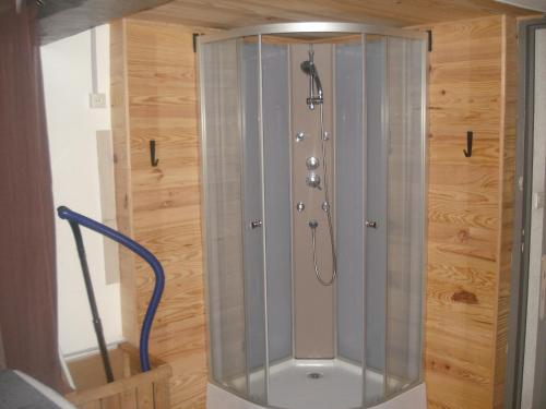 - une douche avec une enceinte en verre dans l'établissement Maison à la campagne, à Paslières