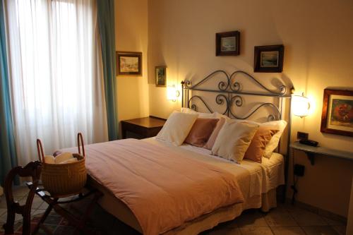 a bedroom with a large bed and a window at Boutique Hotel Fox's Inn in San Giustino Valdarno