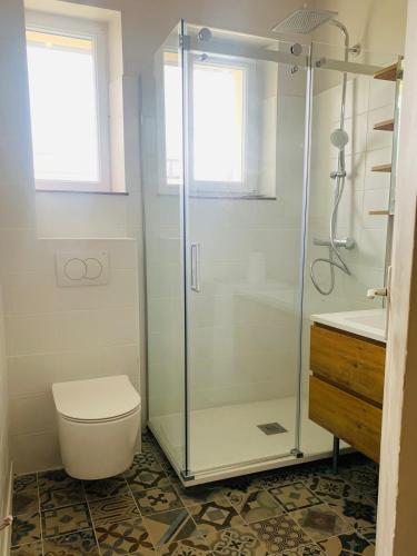 une salle de bain avec une douche, des toilettes et un lavabo dans l'établissement Maison TOTORO, à Heugueville-sur-Sienne