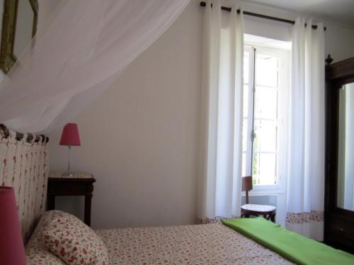 une chambre avec un lit et une fenêtre dans l'établissement La TONNELLE, à Gailhan