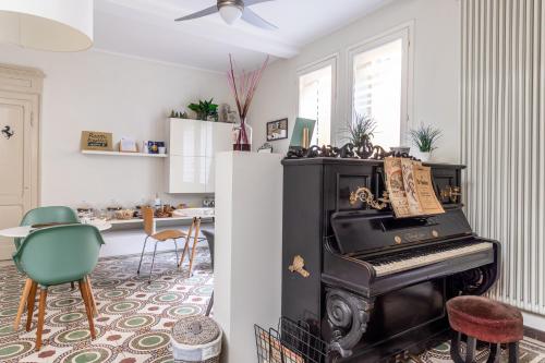 a living room with a piano and a table at Room & Breakfast Canalino 21 in Modena