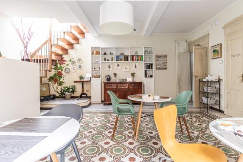 a living room with a table and chairs at Room & Breakfast Canalino 21 in Modena