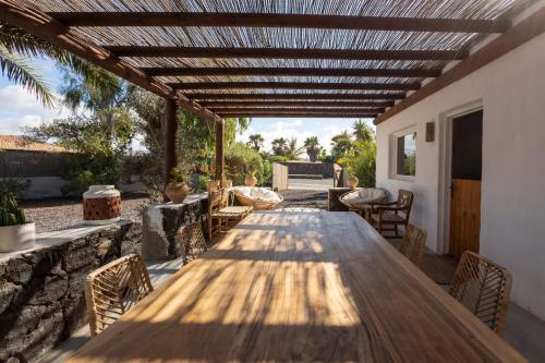 Rustic Chalet with pool in Lajares center