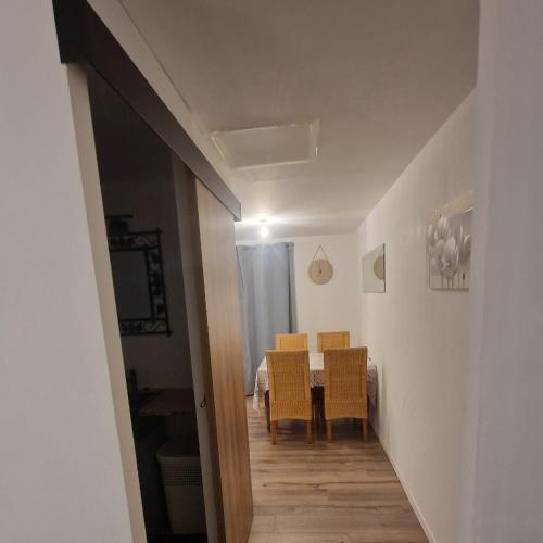 une salle à manger avec une table et des chaises dans l'établissement Studio Renard quartier marais, terrasse en rez de jardin, matelas confort, à Bourges