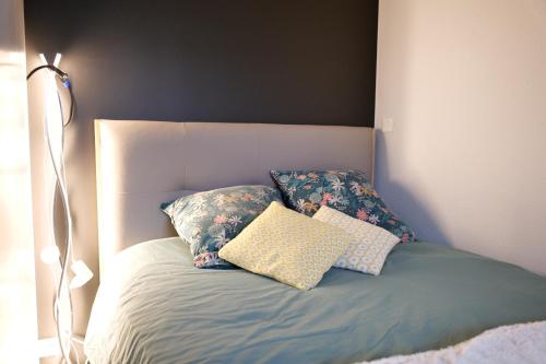 Ένα ή περισσότερα κρεβάτια σε δωμάτιο στο Appartement avec piscine commune - quartier Pironnière - 4 personnes