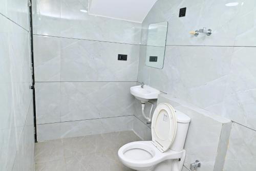 Ένα μπάνιο στο Hotel RV Residency