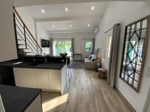 une chambre avec une cuisine et un salon avec un comptoir dans l'établissement Villa Lagon, à Villeneuve-Loubet