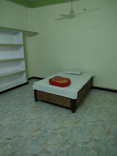 a bedroom with a bed in a room at Cool Stuff Kumbh Stay in Jhūsi