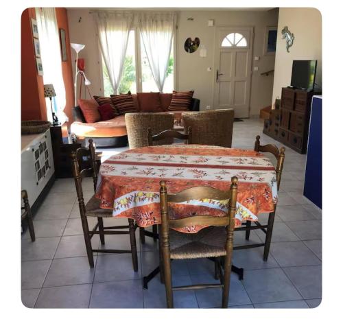 une salle à manger avec une table, des chaises et un canapé dans l'établissement Fitis ! 6 person villa with 1 pool on a residence, à Castellane