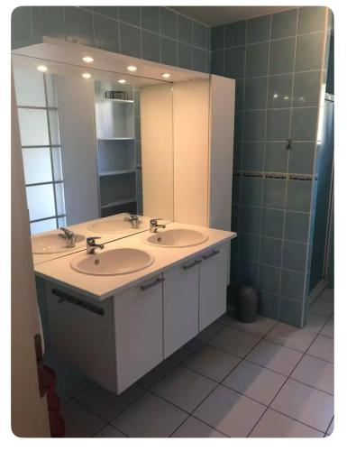 une salle de bain avec deux lavabos et un grand miroir dans l'établissement Fitis ! 6 person villa with 1 pool on a residence, à Castellane