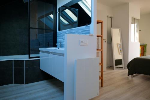 une salle de bain avec un lavabo et un miroir dans l'établissement L'échappée sablaise - maison proche gare - 6 personnes, à Les Sables-dʼOlonne