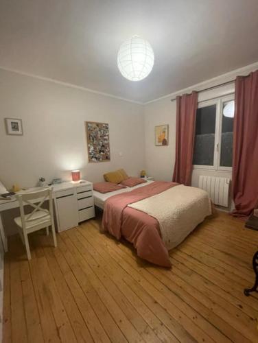 - une chambre avec un lit et un bureau dans l'établissement Maison 6 personnes - Idéal 24h du Mans, au Mans