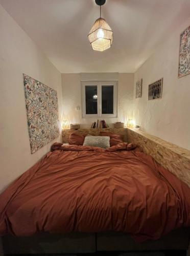 une chambre avec un grand lit dans une pièce dans l'établissement Maison 6 personnes - Idéal 24h du Mans, au Mans