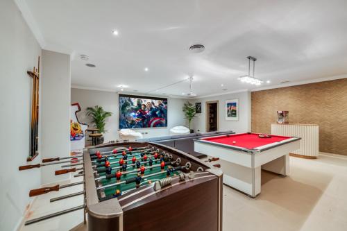 VACATION MARBELLA I Villa Milka, Frontline Golf, Giant Private Heated Pool, Close to High-end Restaurants, 8min Puerto Banus, Cine Room