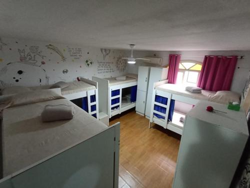 Una cama o camas en una habitación de Oceanic Hostel