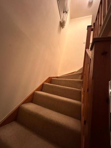 una escalera en una casa con escalera en Hanham Lodge, en Longwell Green
