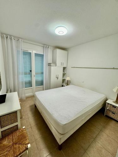 - une chambre avec un grand lit blanc dans l'établissement Appart résidence avec piscine, à Propriano