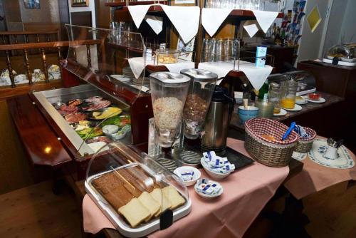 ein Tisch mit einem Buffet mit Speisen darauf in der Unterkunft Ferienwohnung Georgstrasse in Bremerhaven