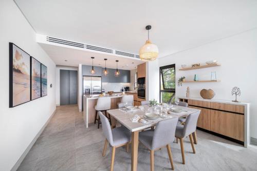 Allure 501 apts في بريدج تاون: غرفة طعام ومطبخ مع طاولة وكراسي
