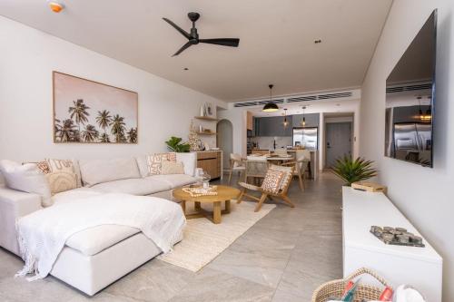 salon z białą kanapą i stołem w obiekcie Allure 202 apts w mieście Bridgetown