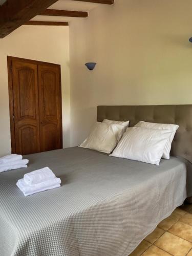 - un lit avec 2 serviettes blanches dans l'établissement Torriciola location villa mûrier, à Propriano