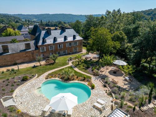 une vue aérienne d'une maison avec piscine dans l'établissement Château des Salettes, à Anoye