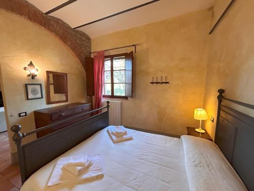 a bedroom with a large white bed in a room at Appartamento Vele, Wifi, Near Perugia in Colle