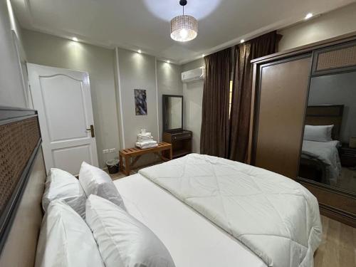 Katil atau katil-katil dalam bilik di Skyline luxury hotel apartments 5 mins from Cairo Airport