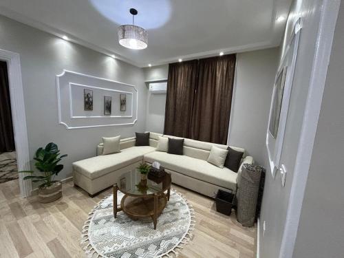 Ruang duduk di Skyline luxury hotel apartments 5 mins from Cairo Airport