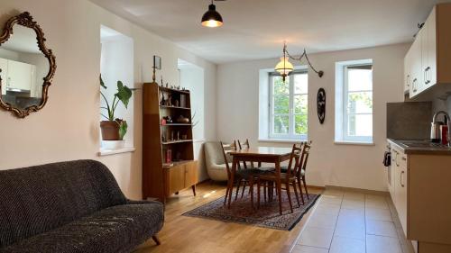 a kitchen and living room with a table and chairs at Montagu Hostel in Innsbruck