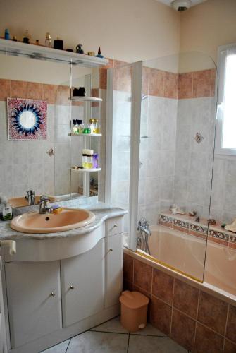 une salle de bain avec un lavabo, une douche et une baignoire dans l'établissement La Lavandière Maison de la Falaise - 5 Pers - Prest'immo, à Leucate-Plage